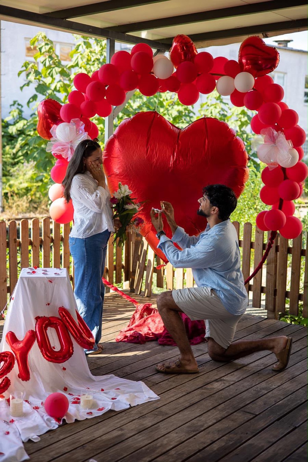 Romantische Dekoration für einen Heiratsantrag